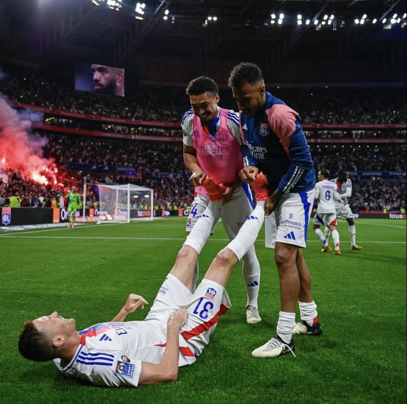 LyonnaisViee❤️💙 tweet media