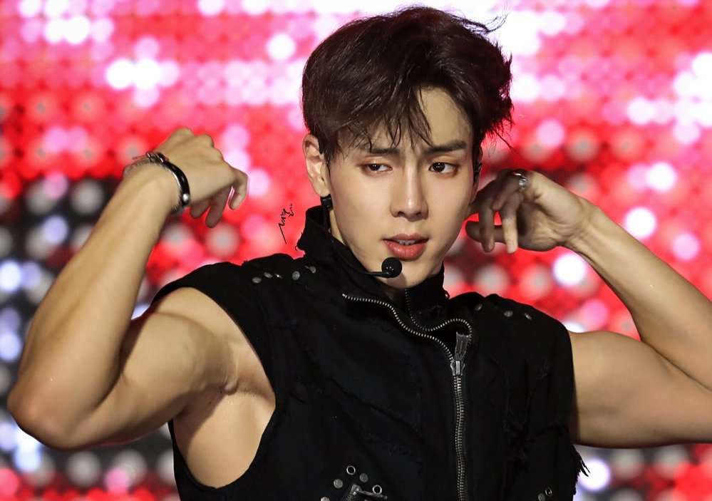 tomyluvshownu's tweet photo. His messy hair, sexy mismatched eyes and those ARMSSS 🔥🔥 Shownu, you are PEAK DEVASTATION 😭❤️‍🔥 https://t.co/kiJjBoht7F