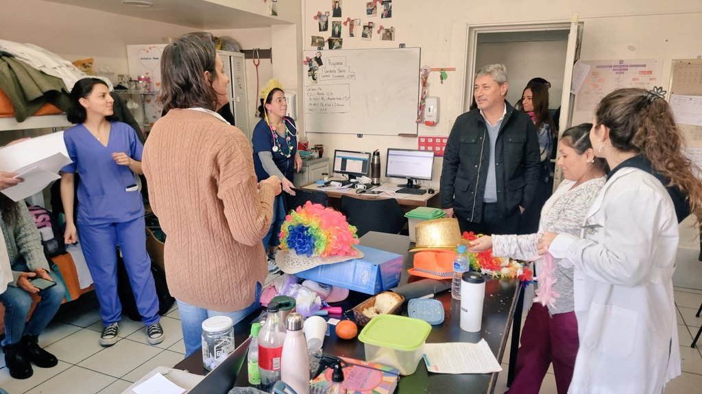 💖✨ Hoy el Hospital Fleming se llenó de magia y sonrisas.
Médicos, enfermeros, administrativos y todo el personal se transformaron en personajes para celebrar el #DíaDeLaNiñez 🎈
Una jornada de esperanza que iluminó el corazón de nuestros pequeños pacientes. 🩷