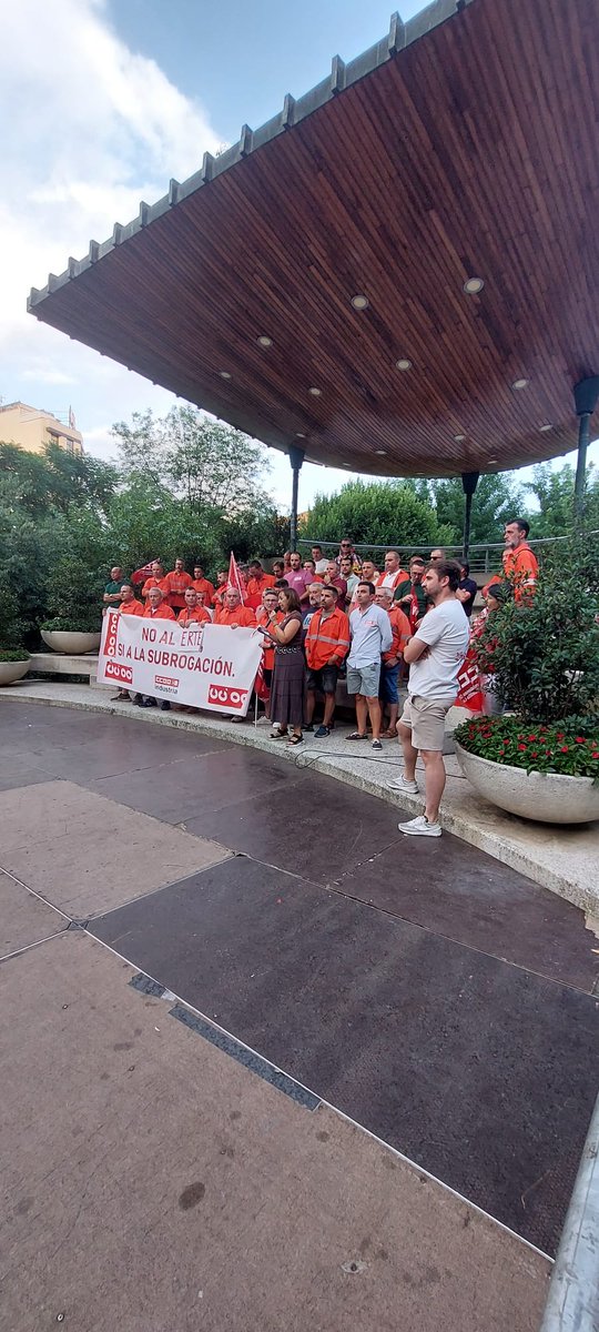 FICCOOCR's tweet photo. 🚨💥 ¡INDIGNACIÓN EN PUERTOLLANO! 💥🚨
👷♂️👷♀️ Plantilla y familias de #Eserman dicen ¡BASTA! ante el ERTE sorpresa tras el fin del contrato con #RepsolQuímica.
✊ CCOO exige:
✅ Subrogación inmediata
✅ Respeto a derechos y condiciones
✅ Fin de la incertidumbre
#Puertollano https://t.co/SVsZWP1SWM