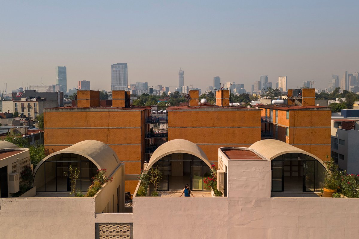 METALOCUS's tweet photo. El conjunto de viviendas realizado por Bloqe Arquitectura en el número 194 de la calle Mariano Azuela, en la Ciudad de México,  consigue que una obra nueva se integre y se alinee con la cultura del  barrio de Santa María la Ribera, una zona con un rico patrimonio  cultural. 
https://t.co/6pEVBhhly6
A look at heritage. Mariano Azuela 194 by Bloqe Arquitectura 
https://t.co/NZv7TTLL9m
@_Pavelin
