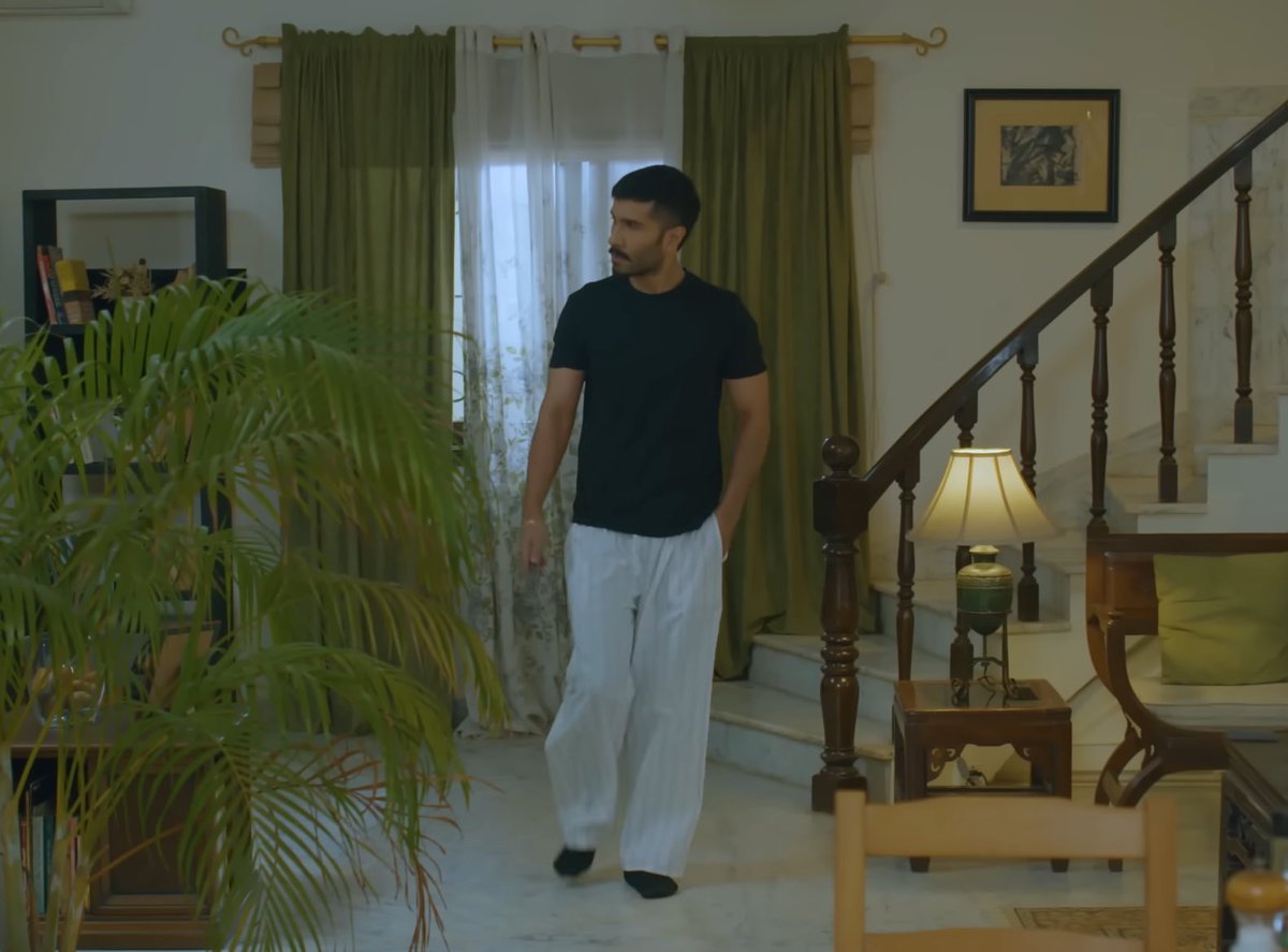 Night before he walks like a wounded man and next morning he walks like he owns the world ?!?!

WHAT IN THE WORLD IS HAPPENING IN HUMRAAZ? 

There’s absolutely no continuity in saim’s scenes. Sari attention &amp; detailing Ayeza ke scenes me dedi dada ne? 

#FerozeKhan #Humraaz