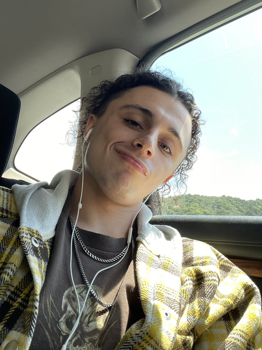 2015 vs. Now🤪🤪

I still have the same face🤪🤣
I still look Adorable till this day❤️