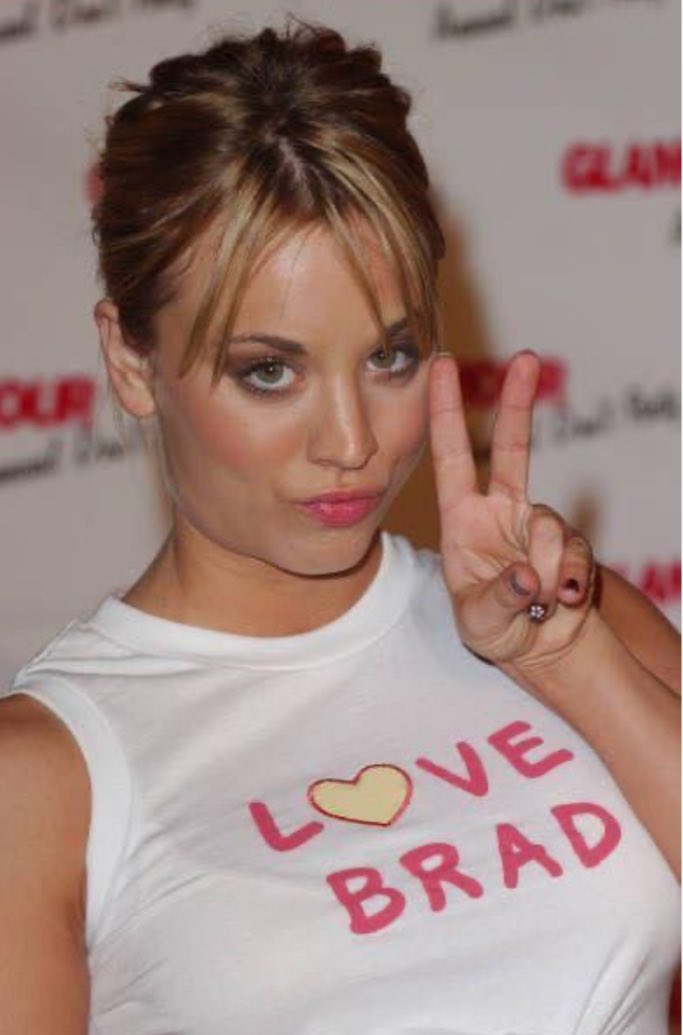 Kaley_Cuoco07's tweet photo. It's just me ✌️ https://t.co/Z3CoWmZD1c