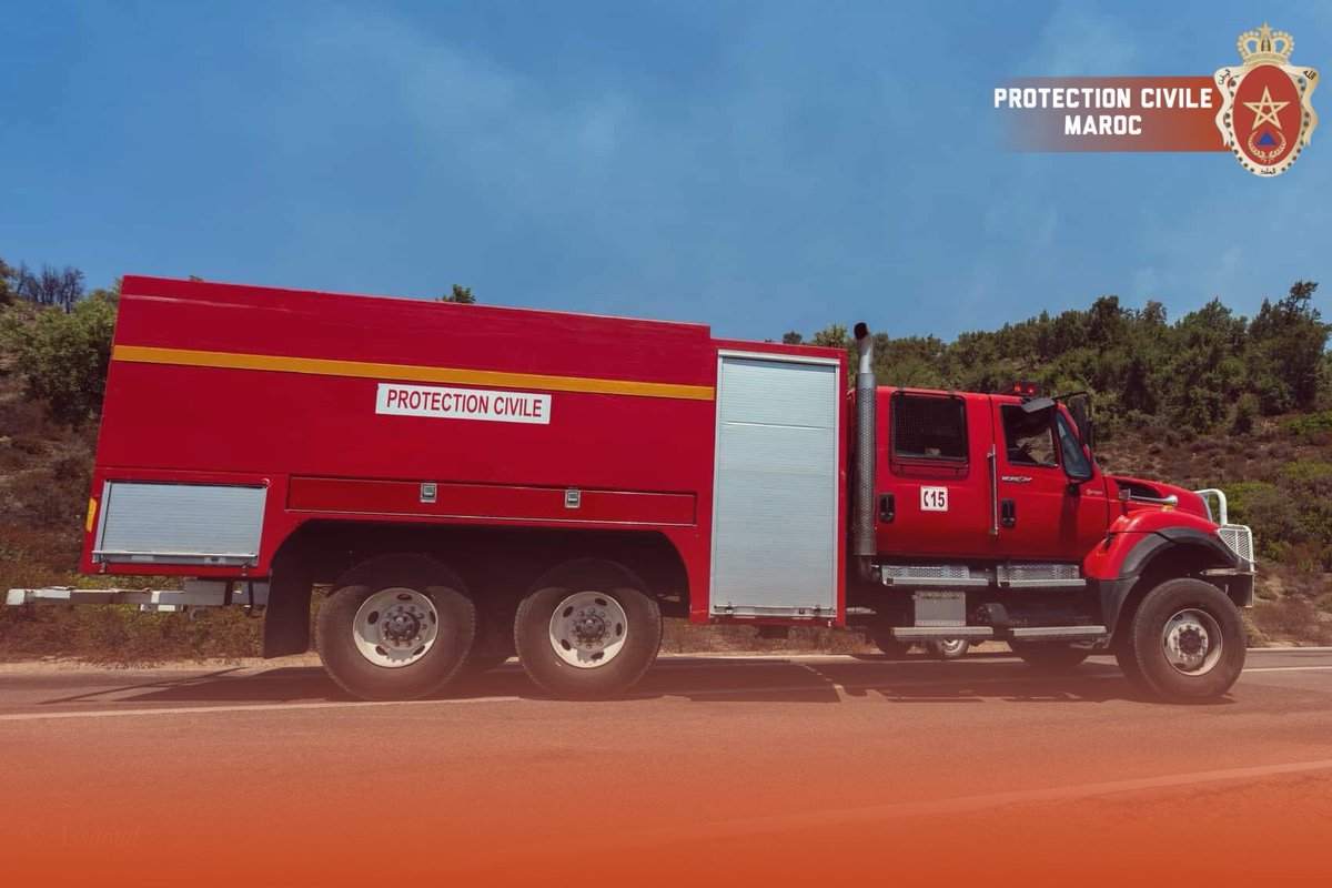 صور من قلب الحريق – شفشاون
توثق عدسات لحظات مؤثرة من داخل حريق شفشاون، حيث تظهر صور رجال الوقاية المدنية وهم يواجهون النيران بكل شجاعة وتفانٍ.  
وسط الدخان الكثيف ووعورة التضاريس، يواصل هؤلاء الأبطال جهودهم من أجل حماية الأرواح والطبيعة.