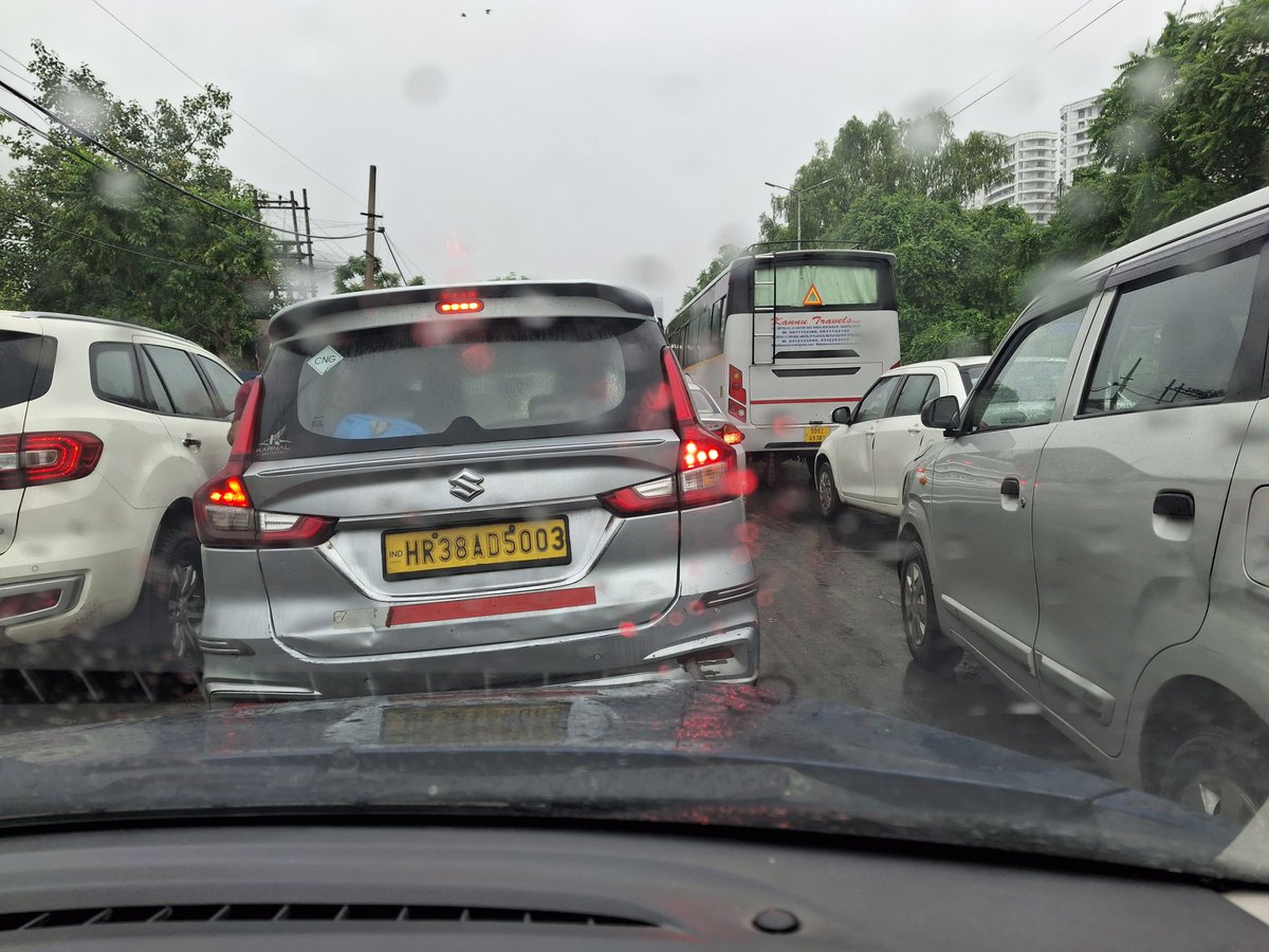 sauravjoshi09's tweet image. Respected Faridabad and Gurugram police. This car with registration number HR38AD5003 was driven very rashly and dangerously on Faridabad Gurugram road. He overtook my car so recklessly that I have to apply sudden break to avoid collision. Req u to pl take strict necessary action