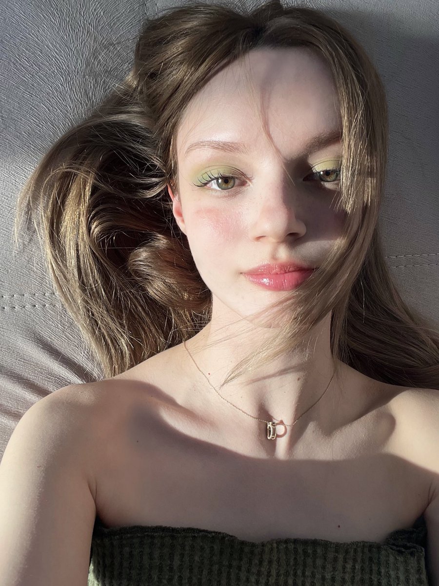 bugünkü çizimim ve makyajım. yeşil kadınıyım diyebiliriz🌱