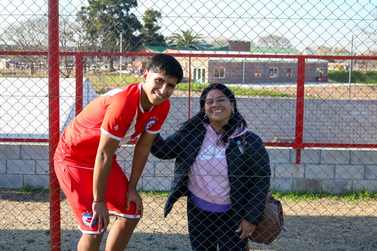 InferioresAAAJ's tweet photo. #AAAJ 👜 Con la excusa de la visita de su familia, Benjamín Suárez, de la Sexta división, fue distinguido como jugador #BichoStore de la jornada ante Central Córdoba. ¿Quiénes lo eligieron? Sus propios compañeros 🥰 https://t.co/OR3IiDs0s9