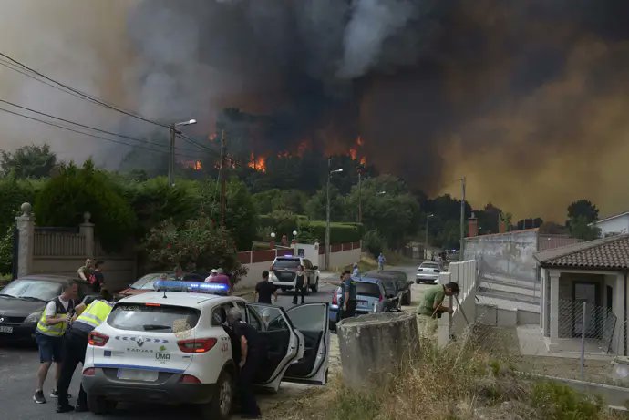 Se que va a tener poco alcance, pero solo pido una cosa, que compartáis las imágenes de lo que estamos a vivir en el sur de la provincia de Ourense, donde cada vez más pueblos son arrasados por el fuego o evacuados.
Que vean el daño que hacen los incendios y lo que deja.