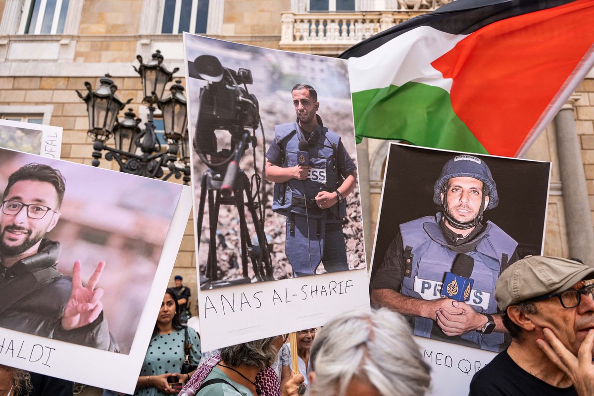 AJR_Arabic's tweet image. &quot;هل شاهدتِ السي إن إن أو سكاي نيوز؟ إذن، رأيتِ مقاطع حول أنس الشريف الصحفي الذي اغتاله الجيش الإسرائيلي. ما الذي كان يستوجب هذه العجلة؟ قد يكون اغتياله ضروريا، لكن ألا ينتظرون حتى اليوم الأخير من الحرب؟ الجيش كان يعرف مكانه على مدار الساعة؛ فهو كان على البث المباشر طوال الوقت،…