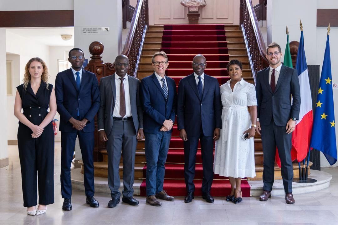 ViePubliqueSN's tweet photo. 🤝 Vers un séminaire intergouvernemental Sénégal-France qui réunira les Premiers ministres Ousmane Sonko et François Bayrou

En prélude au prochain séminaire intergouvernemental (SIG) Sénégal-France, qui réunira prochainement les Premiers ministres des deux pays, une délégation sénégalaise s’est rendue le 12 août à Paris pour préparer les grandes orientations de cette rencontre.

Conduite par Boubacar Camara, Ministre, Secrétaire général du Gouvernement, accompagné de Cheikh Dieng, Secrétaire général adjoint, cette mission s’inscrit dans la mise en œuvre du référentiel Vision Sénégal 2050.

Les échanges ont porté sur le partage de meilleures pratiques en matière de gouvernance, de pilotage stratégique et d’innovation publique.

Cette mission constitue une étape clé dans la préparation du séminaire, qui devrait redéfinir les contours et les priorités de la coopération bilatérale entre la France et le Sénégal. 

📎 Source : Ambassade de France au Sénégal @FranceoSenegal