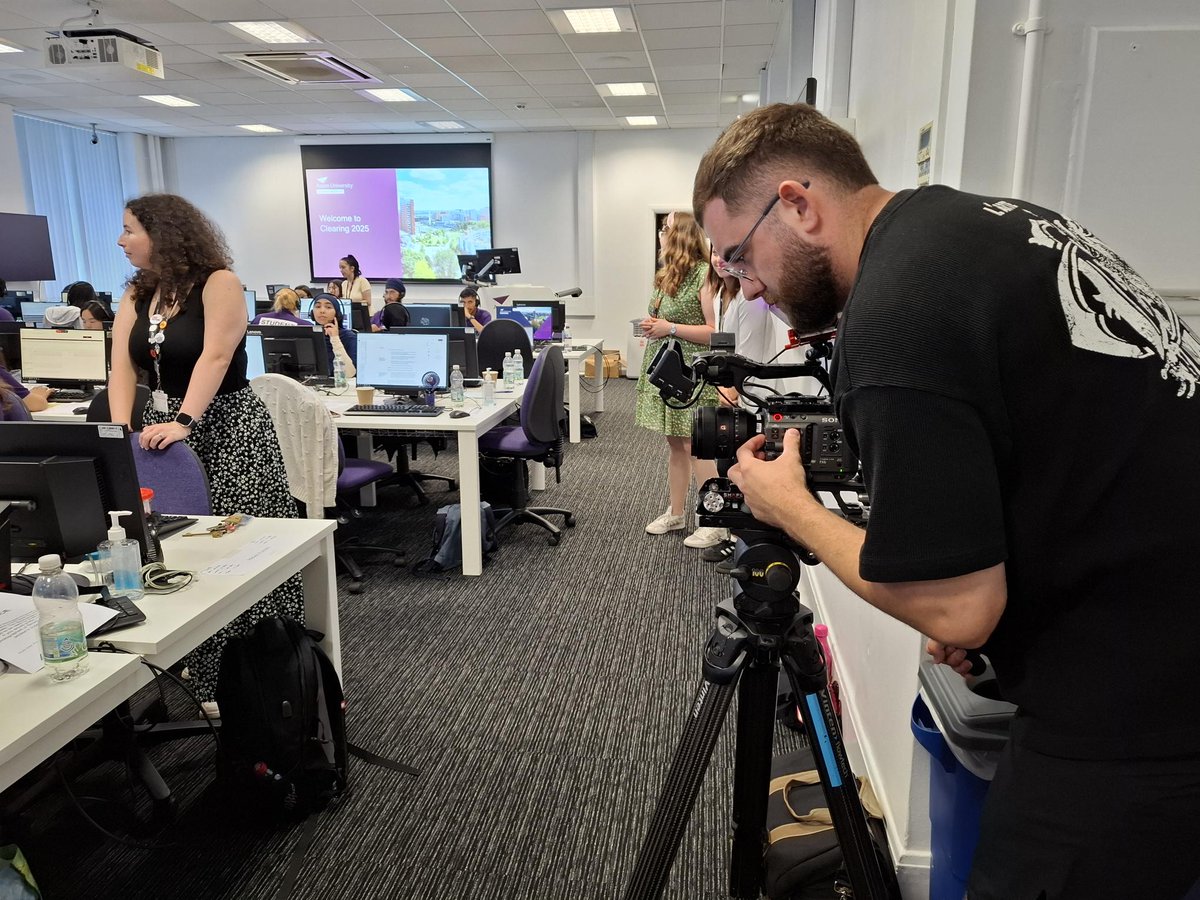 AstonPress's tweet photo. 📺|In the media 

📹Today @5_News visited our Clearing call centre and interviewed Deputy Vice-Chancellor Prof Osama Khan

🎙️Prof Khan and @AnnaGearyTV discussed some of the issues facing the #HE sector

👉https://t.co/E8Ufw29xx4 (links to @5_News) https://t.co/hNNcFTssPo