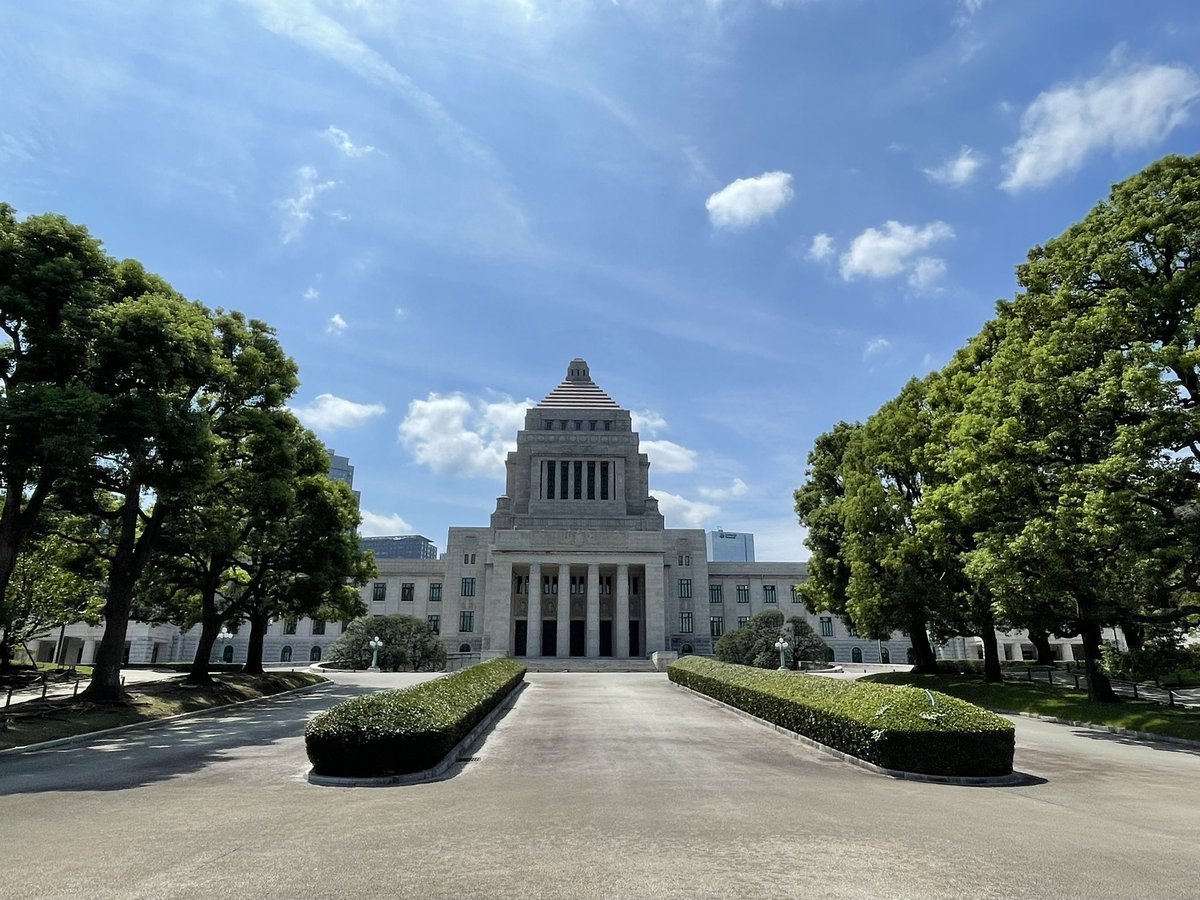 harapeko7253's tweet photo. 大人の社会科見学。国会議事堂、吹き抜けのホールが重厚。どこも石造りで重みが堪らん。 https://t.co/lssT1kn0Y6