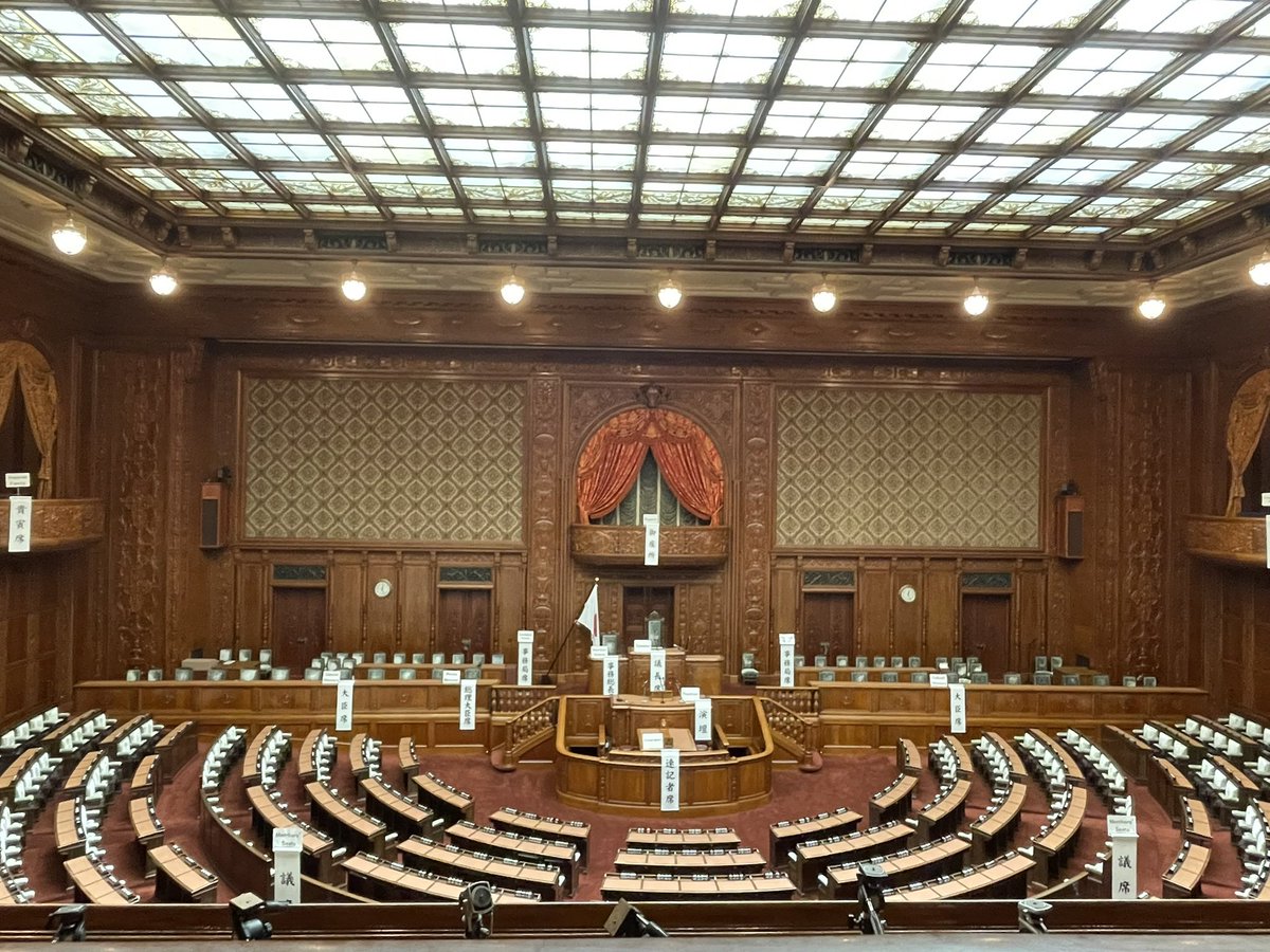 harapeko7253's tweet photo. 大人の社会科見学。国会議事堂、吹き抜けのホールが重厚。どこも石造りで重みが堪らん。 https://t.co/lssT1kn0Y6