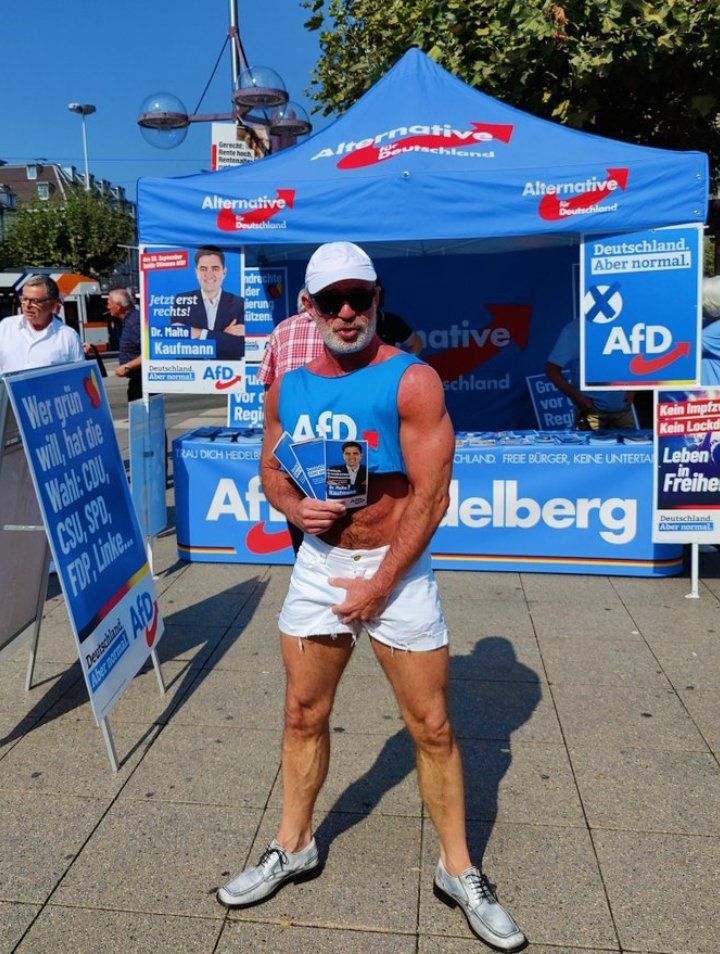 Furryfrog2's tweet photo. @inesschwerdtner Nein es ist Zeit für eine blau-schwarze Regierung! 💪🇩🇪 https://t.co/t3nx5qFLon
