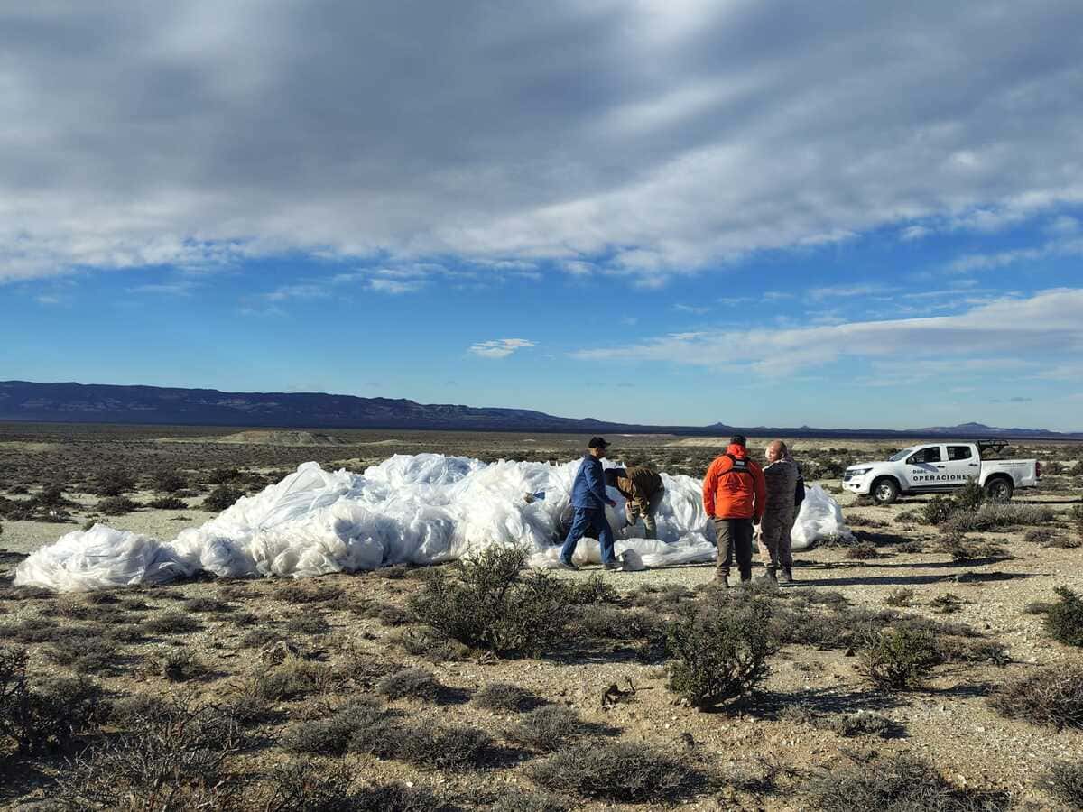 PatAmb's tweet image. 🚨🛰️ **¿Soberanía en jaque?**
Un globo de la NASA cayó en la meseta de Chubut y nadie lo detectó 🇦🇷
📸 Mirá el álbum exclusivo del hallazgo en nuestro Facebook:
🔗 facebook.com/share/p/1G1PAp…
#EyesOnPatagonia #SovereigntyMatters #PatagoniaUnderWatch