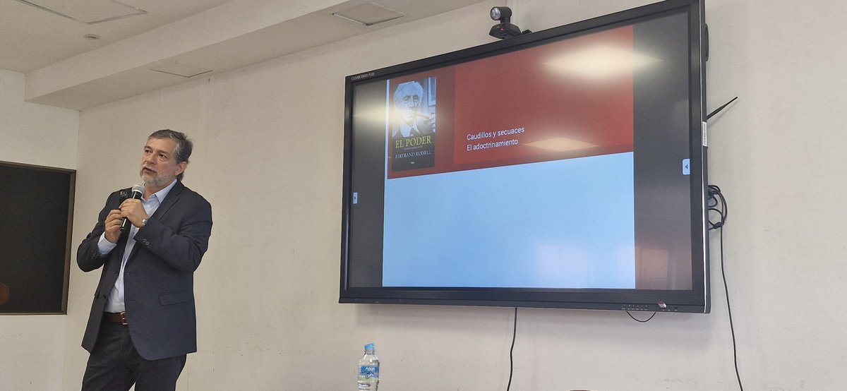 "El peor profesor es el que le transmite a sus estudiantes sus prejuicios personales, porque no los forma para ser verdaderamente autónomos": <a href="/JPDuqueCanas/">Juan Pablo Duque Cañas</a> 
Hoy en su conferencia Ética y educación en <a href="/udecaldas/">Universidad Caldas</a>