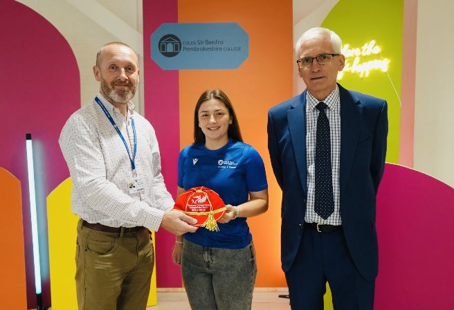 iwanthomas1's tweet image. Amazing results earnt by amazing young people today @PembsCollege 

Grateful to @PrifWeinidog for joining us this morning to meet the students &amp;amp; hear their stories of success

Very proud as Chair of Governors to showcase their hard work, &amp;amp; the support given by our brilliant staff