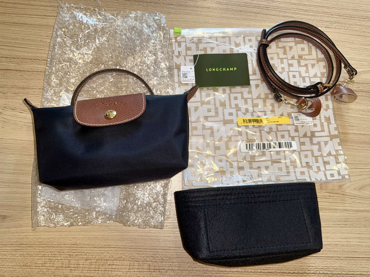 marewsprw's tweet photo. Pouch สี noir แฟนสะพายไปถ่ายรูป1ครั้ง 3300฿ค่า แถมสาย แถมดันทรงให้  มารับเองได้ อยู่แจ้งวัฒนะค่า 
#ส่งต่อlongchamp #longchampthailand #ส่งต่อlongchampแท้ #longchampส่งต่อ #ส่งต่อกระเป๋ามือสอง #longchampมือสอง #โล้ะตู้ #ส่งต่อ https://t.co/rmrVTnDfhy