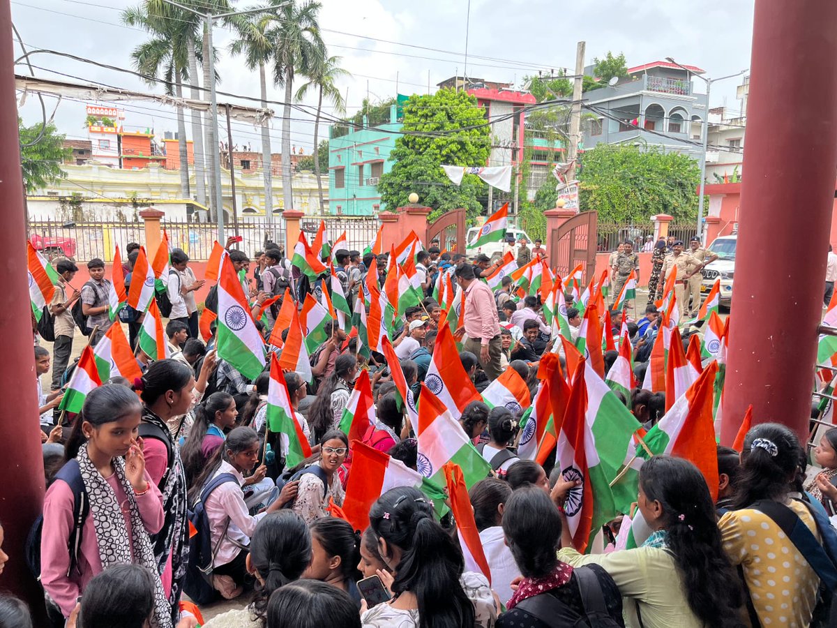 "हर घर तिरंगा" रैली का भव्य आयोजन कला, संस्कृति एवं युवा विभाग, बिहार; स्वच्छ भारत मिशन (ग्रामीण) एवं जिला गंगा समिति, भोजपुर के संयुक्त तत्वावधान में किया गया। रैली का शुभारंभ कृषि भवन से होते हुए,आरा रेलवे स्टेशन,जैन कॉलेज, कतीरा मोड़  होते हुए खेल भवन परिसर में संपन्न हुई।