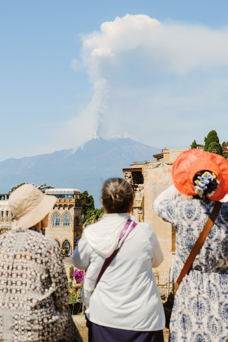 simonribc's tweet image. The day Mount Etna erupted, from Taormina