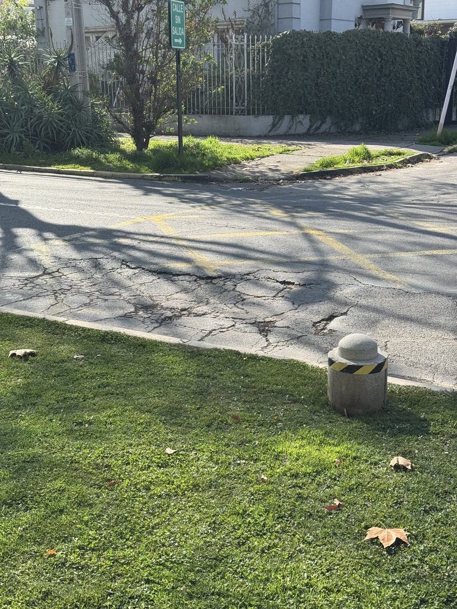 Lucas_TAM_'s tweet photo. @sebastiansichel @MuniNunoa hasta cuando las calles malas? Generando problemas en neumáticos y vehículos! No era que iban a hacer una comuna ejemplar? Calles Hamburgo, Amapolas, Emilia Tellez y todas las del sector, llenas de hoyos y lomos de toro partidos! Ustedes no pagan!! https://t.co/HMM9eScUOG