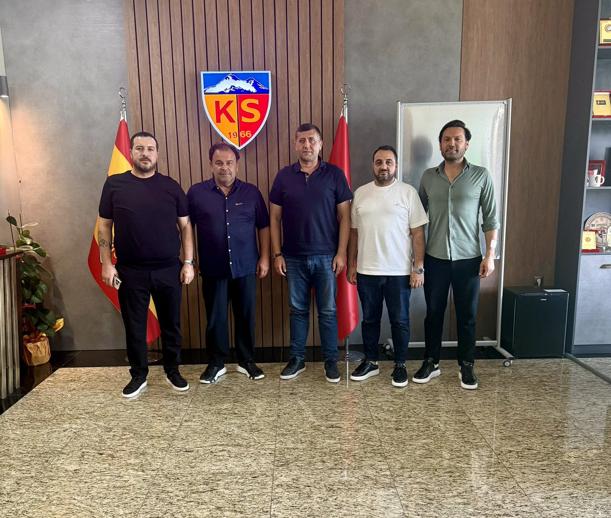 Sevdamız Kayserispor’umuza dün olduğu gibi bugünde katkı veren kıymetli dostum,ağabeyim Efsane Başkan Ziya Eren’e çok teşekkür ediyorum.Bu süreci ilmek ilmek işleyen Kulüp Başkanımız Nurettin Açıkalın’a da emeklerinden dolayı şükranlarımı sunuyorum.
Biz büyük bir aileyiz.