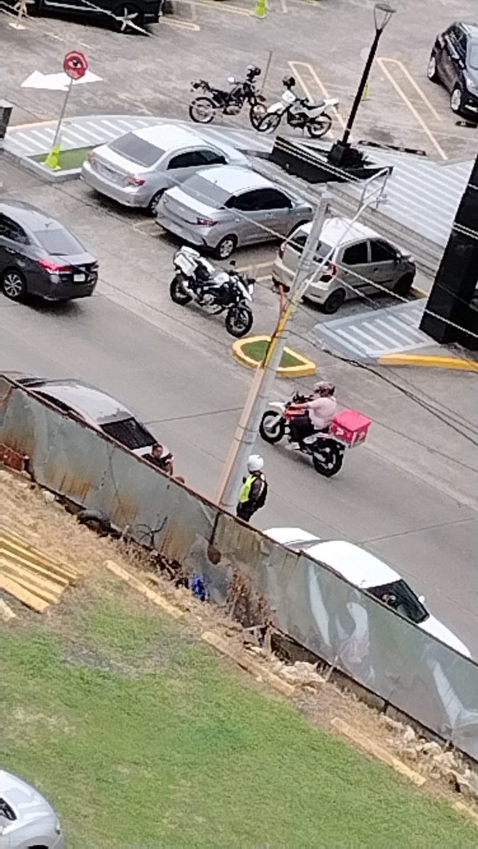 Hazel_Henry's tweet photo. Venga a las 4pm que alli se ponen unos Piratas y taxistas y es un lio pasar…. Si puede pasar a esta hora a las 4 tambien.
@TraficoCPanama @ATTTPanama  Calle 50 subiendo el credicorpbnk! https://t.co/XDxlw1SNPe