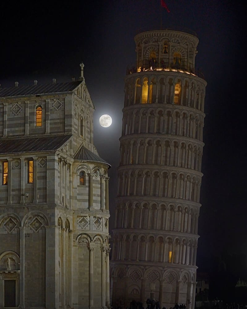 James Lucas (@jameslucasit) on Twitter photo 20 photographs taken in the right place at the right time, either intentionally or by chance 🧵
1. Can I take a picture of the moon?
Pisa Tower: yea sorry 20 photographs taken in the right place at the right time, either intentionally or by chance 🧵
1. Can I take a picture of the moon?
Pisa Tower: yea sorry