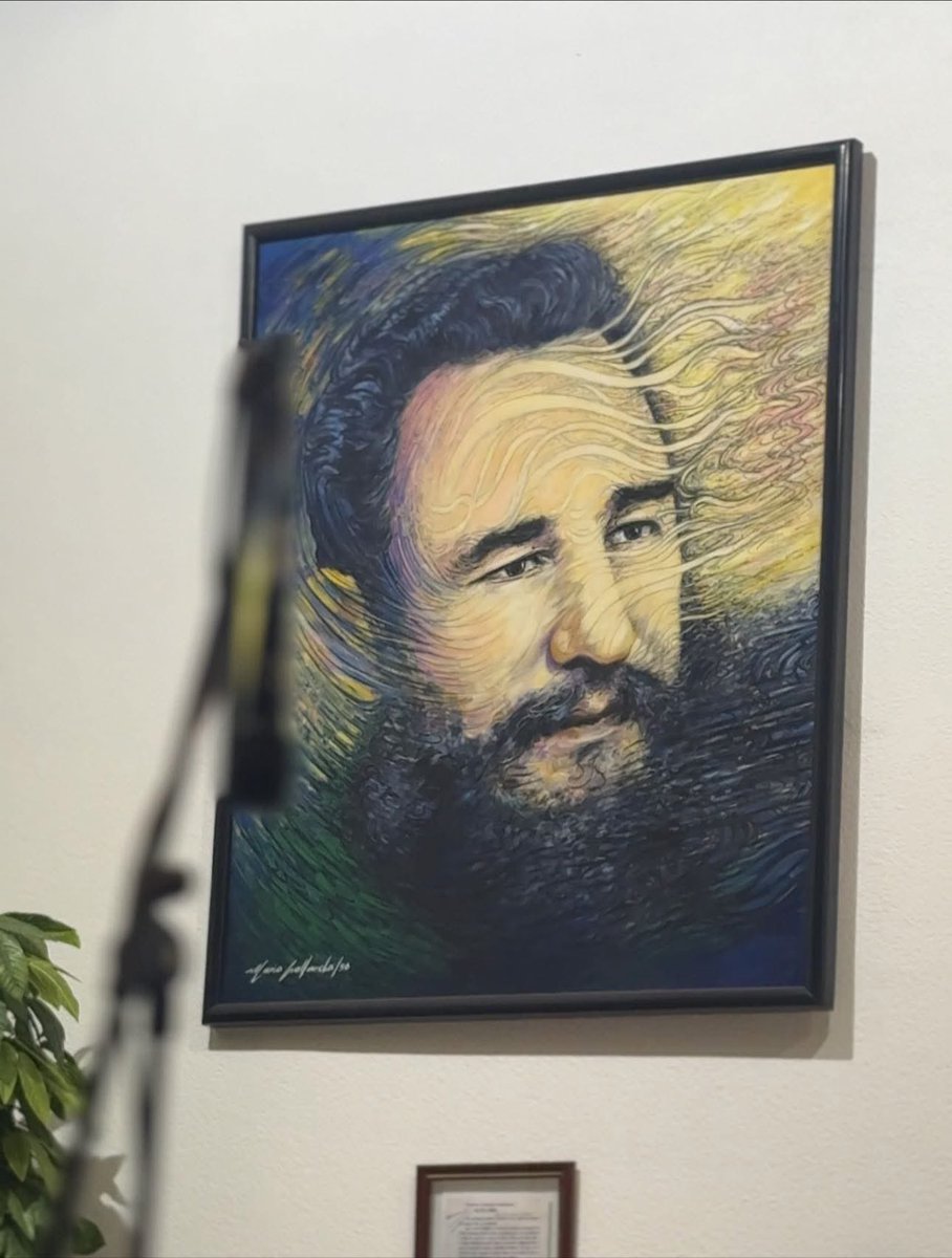 Terminamos esta jornada de trabajo en la Embajada de #Cuba en México, junto a las senadoras mexiquenses acompañando al embajador Marcos Rodríguez Costa en la conmemoración por el 99 aniversario del natalicio de Fidel Castro, líder de la revolución cubana. 

Fidel con sus 26 años