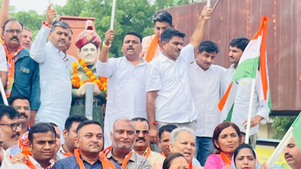 bhupendra_4bjp's tweet photo. आज 79वें स्वतंत्रता दिवस की पूर्व संध्या पर, जालौर स्थित शहीद स्मारक पर श्रद्धासुमन अर्पित कर वीर शहीदों एवं स्वतंत्रता संग्राम सेनानियों को विनम्र नमन किया।
#BhupendraDewasi #IndependenceDay #NationalFirst #DeshBhakti #VandeMataram #Jalore #Rajasthan https://t.co/pHLrnSkYdo