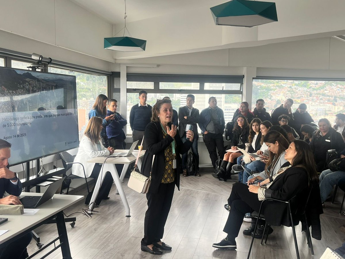 La E.C. <a href="/RuthQuevedoF/">Ruth Quevedo Fique</a> equipo técnico y jurídico de la CRA, socializaron proyecto de Resolución del Nuevo Marco Tarifario de Aseo para grandes prestadores, que se encuentra en participación ciudadana.  En el espacio convocado por <a href="/Uaesp/">Uaesp</a> asistieron organizaciones de recicladores👇