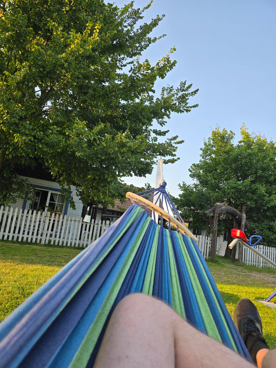 Tak sobie leże, podbiega do mnie córka i mówi: „Była gęsta kupa. Bardzo gęsta. ”