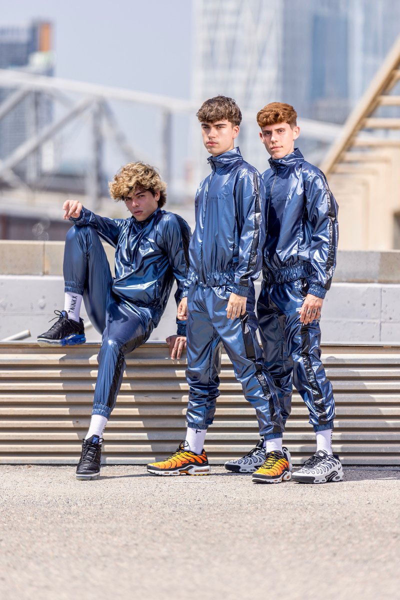 🧊NEW NEW NEW 🧊
TWINKX | MIDNIGHT SET I ICED BLUE/BLACK I NYLON PRO

✔ Exclusive ICED BLUE NYLON PRO exterior – Frozen Gloss finish
✔ Matte black contrast stripes – arms &amp; legs
✔ Body-hugging cut with elastic cuffs &amp; waistband
✔ Full-length front zipper