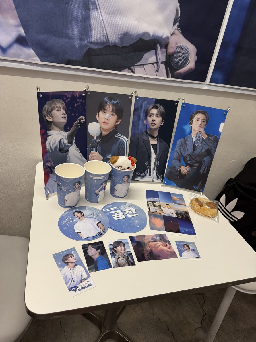 gongbanagong's tweet photo. 나 생카에서 오늘 하반기 운을 다쓰고옴… 럭드 파우치 당첨이라니🥹 럭드 동전 넣고 뽑느거라 신기하고 재밌었어요🥹
사진을 많이 못찍었지만 까페 너무 예뻤습니다:)
#바나의_여름_공찬이_머무는_곳
#공찬 #GONGCHAN #B1A4 #비원에이포 https://t.co/AAUYUMvgbk