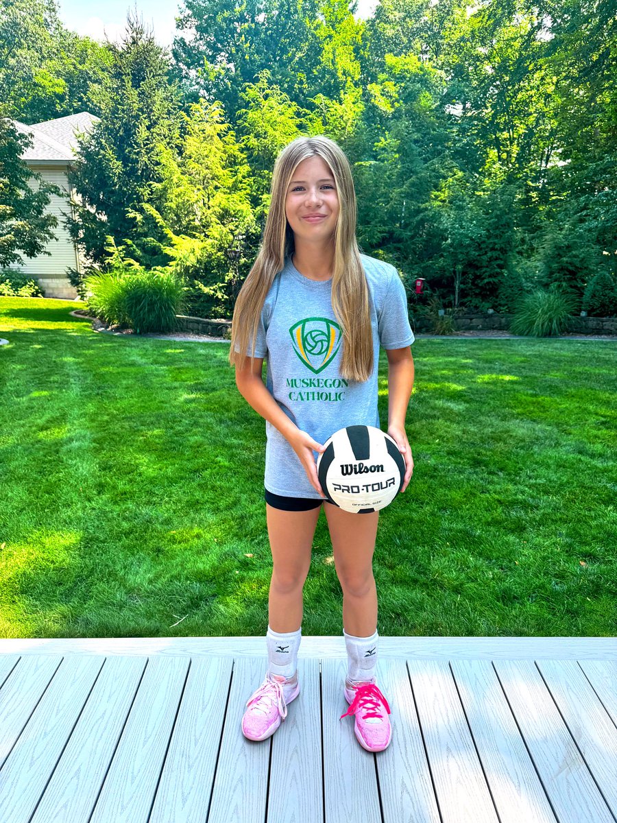 tmonroe_2030's tweet image. Entering 8th grade… but already stepping onto the High School JV court as the starting Setter! 🏐✨
Grateful for the opportunity. Ready to prove I belong there. 💪

#8thGradeStarter #JVVolleyball #SetterLife #PlayingUp #ProudMoment #StudentAthlete #GrindSeason #AthleteEra