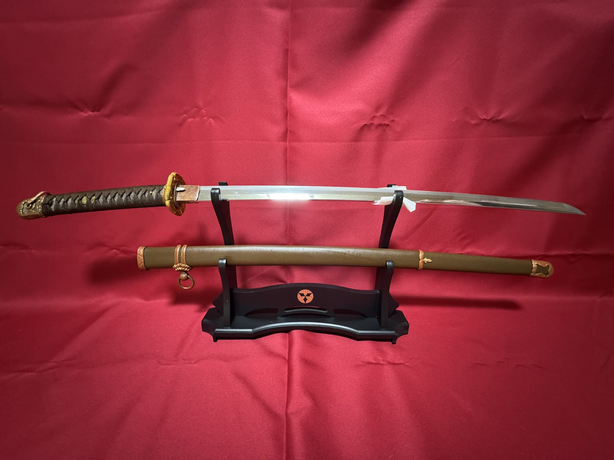 か*る様 軍刀(刀身なし)2本と刀掛け、矢筒(矢3本付) か*る様 軍刀(刀身なし)2本と刀掛け、矢筒(矢3本