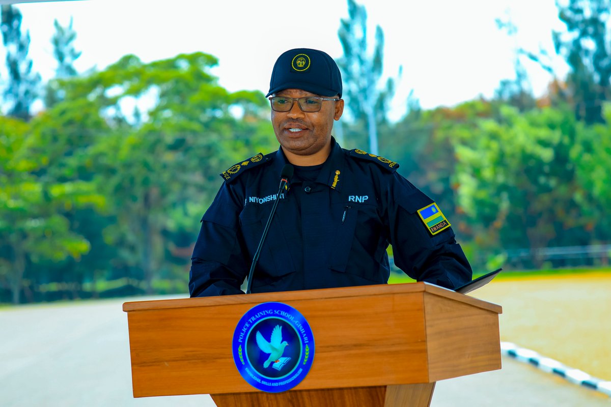 Kuri uyu wa Kane, i Gishari muri <a href="/RwamaganaDistr/">Rwamagana District</a>, hasojwe icyiciro cya 8 cy’amasomo yo kwinjizwa mu bakozi ba DASSO (Urwego rufasha Uturere mu gucunga umutekano). Abambaye uyu munsi bagiye gutangira inshingano mu turere dutandatu.