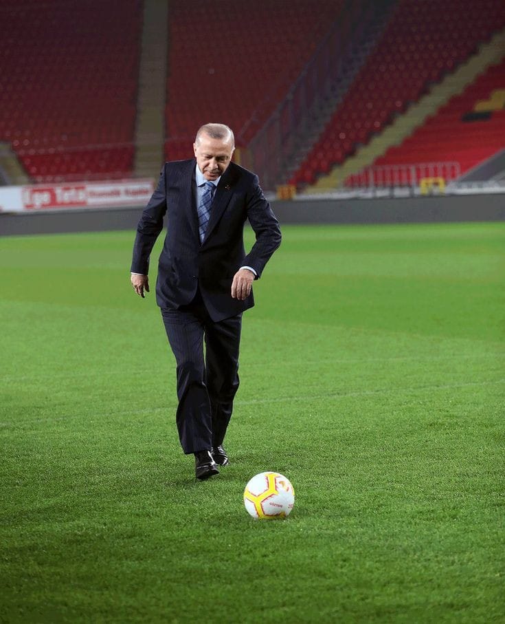 Cumhurbaşkanı Erdoğan:

"24 yıldır buradayız. İnşallah yıllarca burada olacağız.

Biz bitti demeden bitmeyeceğini göstereceğiz."

O zaman ne diyoruz?
Erdoğan ile yola devam