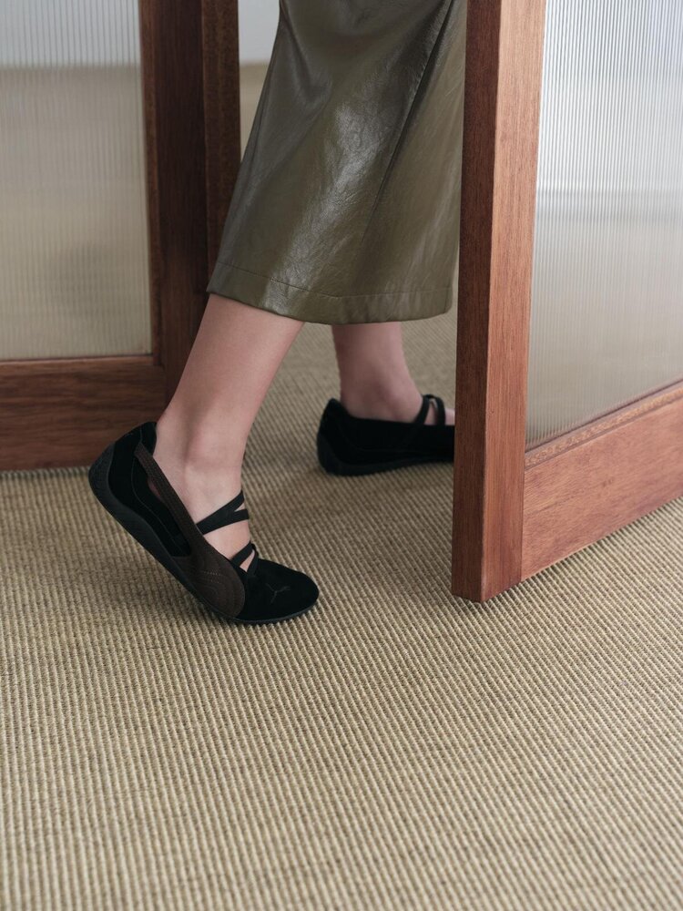 fashionpressnet's tweet photo. プーマ、“バレエシューズ風”のゴムバンド付きスニーカー「スピードキャット」に限定ブラウンカラー - https://t.co/LjUcbMarV8 https://t.co/f7w1tO9YXD
