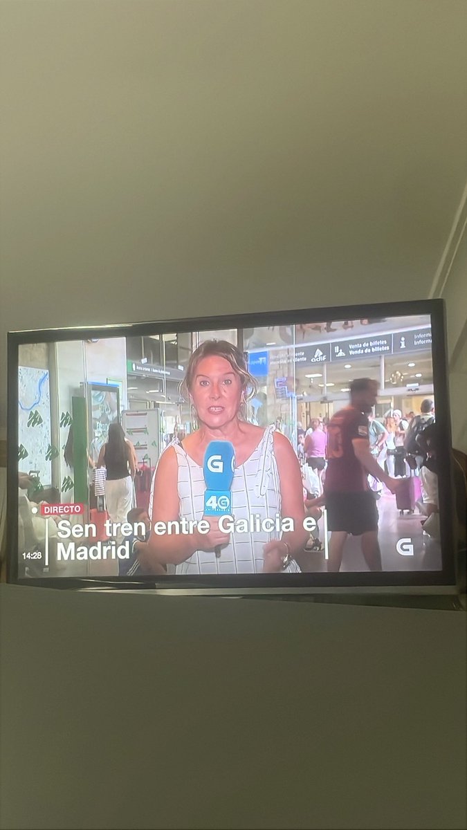 sondelaza's tweet photo. Así abren o telexornal 
A miiin que maaais carallo me daaaa que non poidan viiir os madrileños celebraaar las verbenas gallegaaaaaaaaas
Que estan ardendo casaaaaaas https://t.co/9fN3WsOGHN