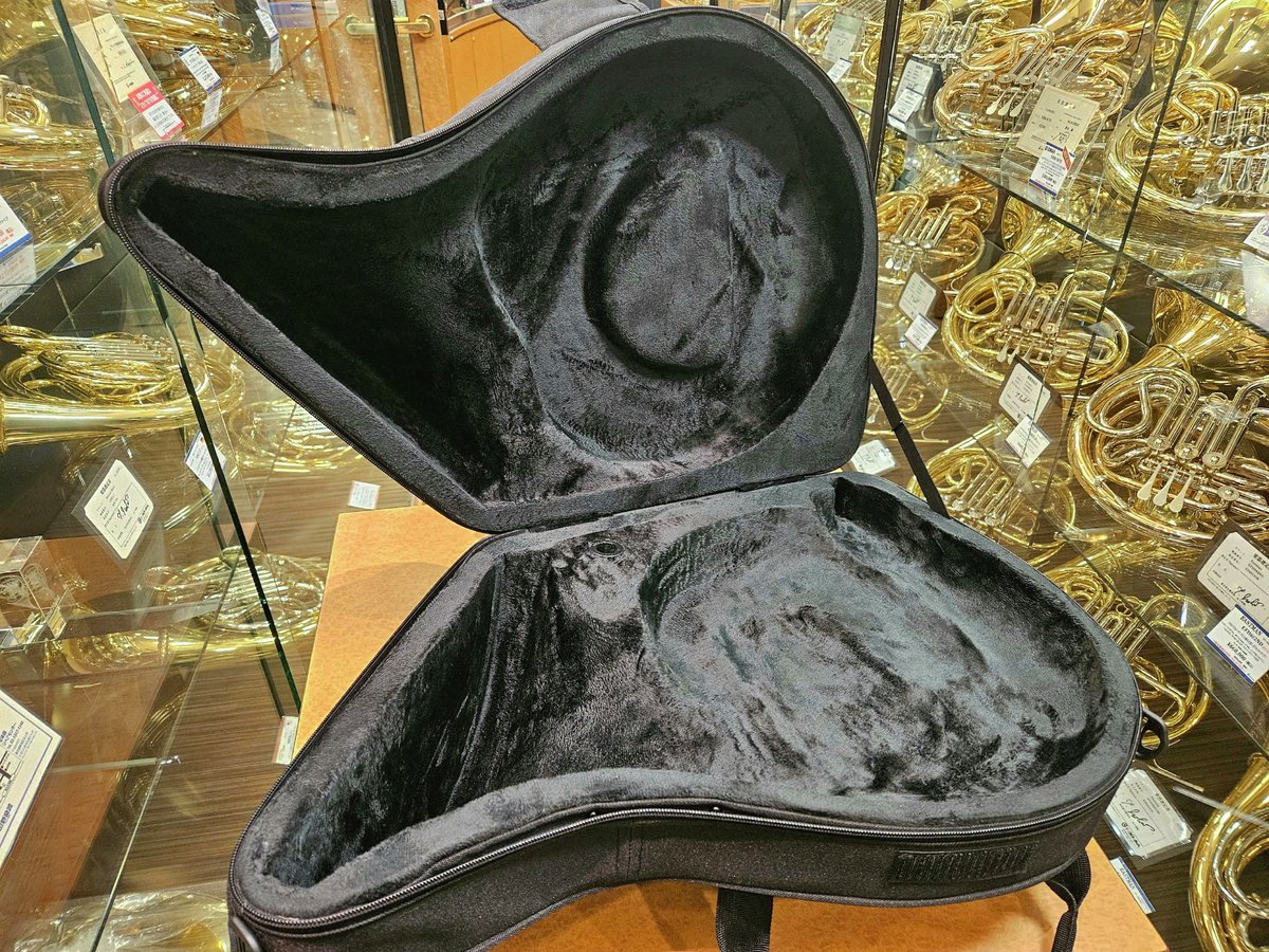 wind_crew's tweet image. 【#ホルン】入荷速報✨
ホルン ワンピース用セミハードケース！
#PROTEC (プロテック) MX-316CT ❣

2.5Kgの軽量タイプ！
楽譜収納スペース！
リュックストラップ内蔵！
ショルダーストラップ付属！
なんと言っても価格がリーズナブル😊

#吹奏楽 #オケ
#ホルンケース