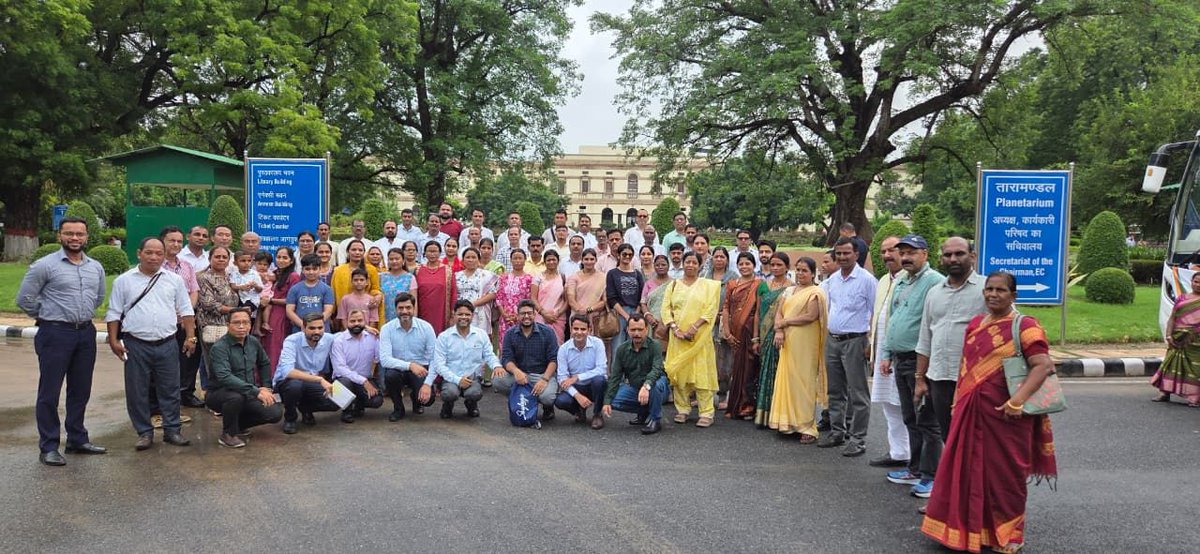 swachhbharat's tweet photo. 26 राज्यों और केंद्र शासित प्रदेशों से आए ये सभी #Sarpanch, अपने गाँवों को #ODFPlusModel और #HarGharJal प्रमाणित बनाने में महत्वपूर्ण भूमिका निभा चुके हैं।
आज एक साथ यह तस्वीर, देशभर में स्वच्छता, जल सुरक्षा और ग्रामीण विकास की साझा प्रतिबद्धता का प्रतीक है। 🇮🇳✨
#SpecialGuest https://t.co/bfxMJUoReg