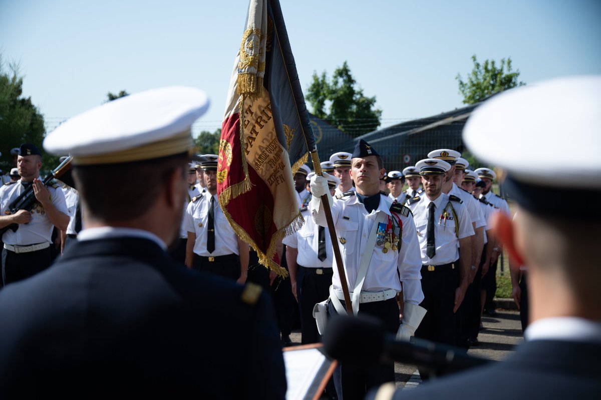 Armee_de_lair's tweet photo. #InMemoriam ⎥Il y a 1 an, le commandant Sébastien Mabire et le capitaine Matthis Laurens perdaient la vie à bord de leur Rafale. En leur mémoire, une cérémonie était organisée ce matin sur la BA113 de Saint-Dizier. Pensées solennelles pour leurs familles et leurs frères d’armes. https://t.co/z29ZOECXeZ