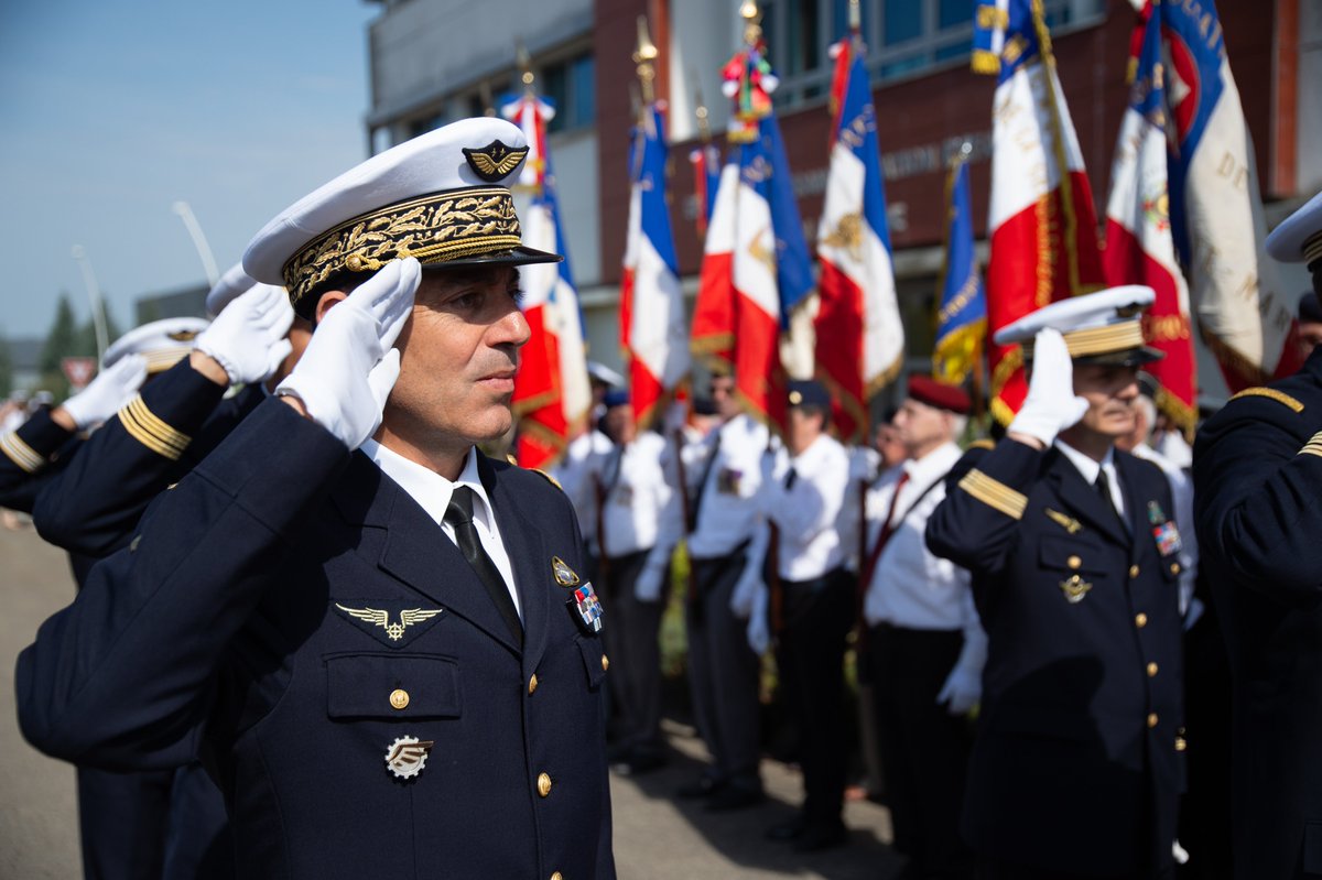 Armee_de_lair's tweet photo. #InMemoriam ⎥Il y a 1 an, le commandant Sébastien Mabire et le capitaine Matthis Laurens perdaient la vie à bord de leur Rafale. En leur mémoire, une cérémonie était organisée ce matin sur la BA113 de Saint-Dizier. Pensées solennelles pour leurs familles et leurs frères d’armes. https://t.co/z29ZOECXeZ