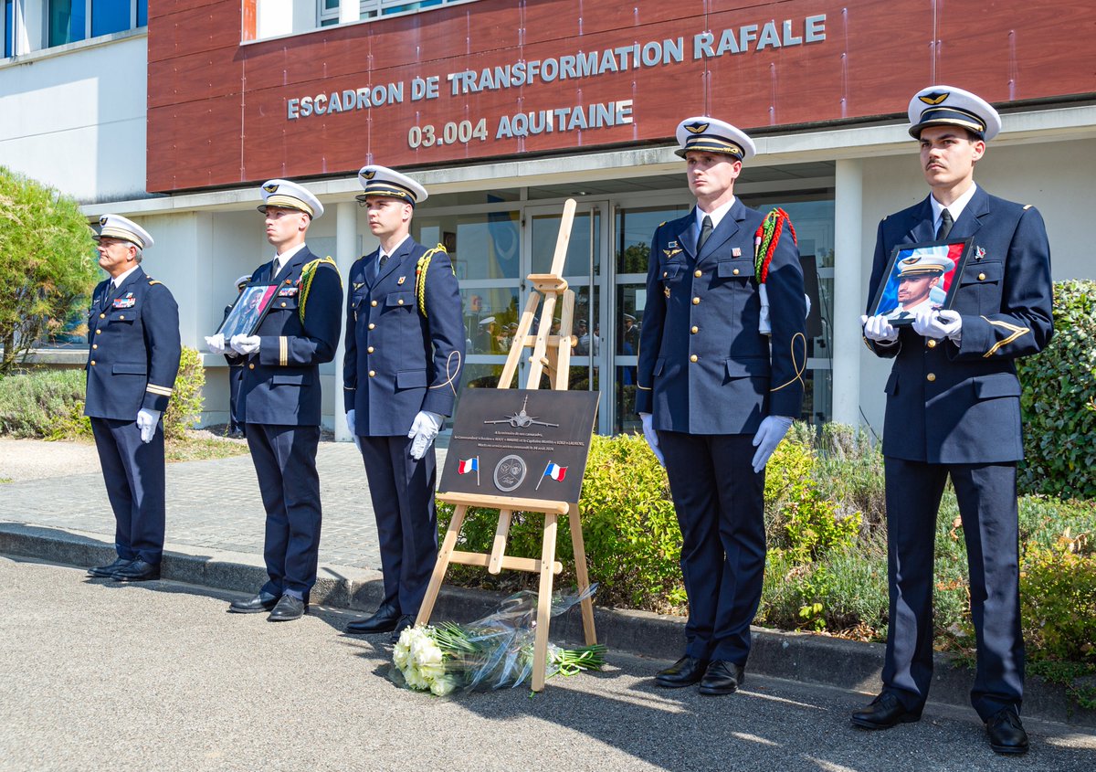 Armee_de_lair's tweet photo. #InMemoriam ⎥Il y a 1 an, le commandant Sébastien Mabire et le capitaine Matthis Laurens perdaient la vie à bord de leur Rafale. En leur mémoire, une cérémonie était organisée ce matin sur la BA113 de Saint-Dizier. Pensées solennelles pour leurs familles et leurs frères d’armes. https://t.co/z29ZOECXeZ