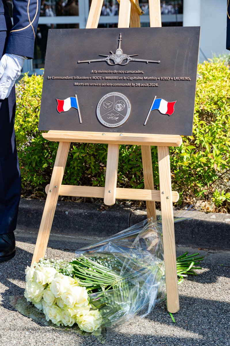 Armee_de_lair's tweet photo. #InMemoriam ⎥Il y a 1 an, le commandant Sébastien Mabire et le capitaine Matthis Laurens perdaient la vie à bord de leur Rafale. En leur mémoire, une cérémonie était organisée ce matin sur la BA113 de Saint-Dizier. Pensées solennelles pour leurs familles et leurs frères d’armes. https://t.co/z29ZOECXeZ