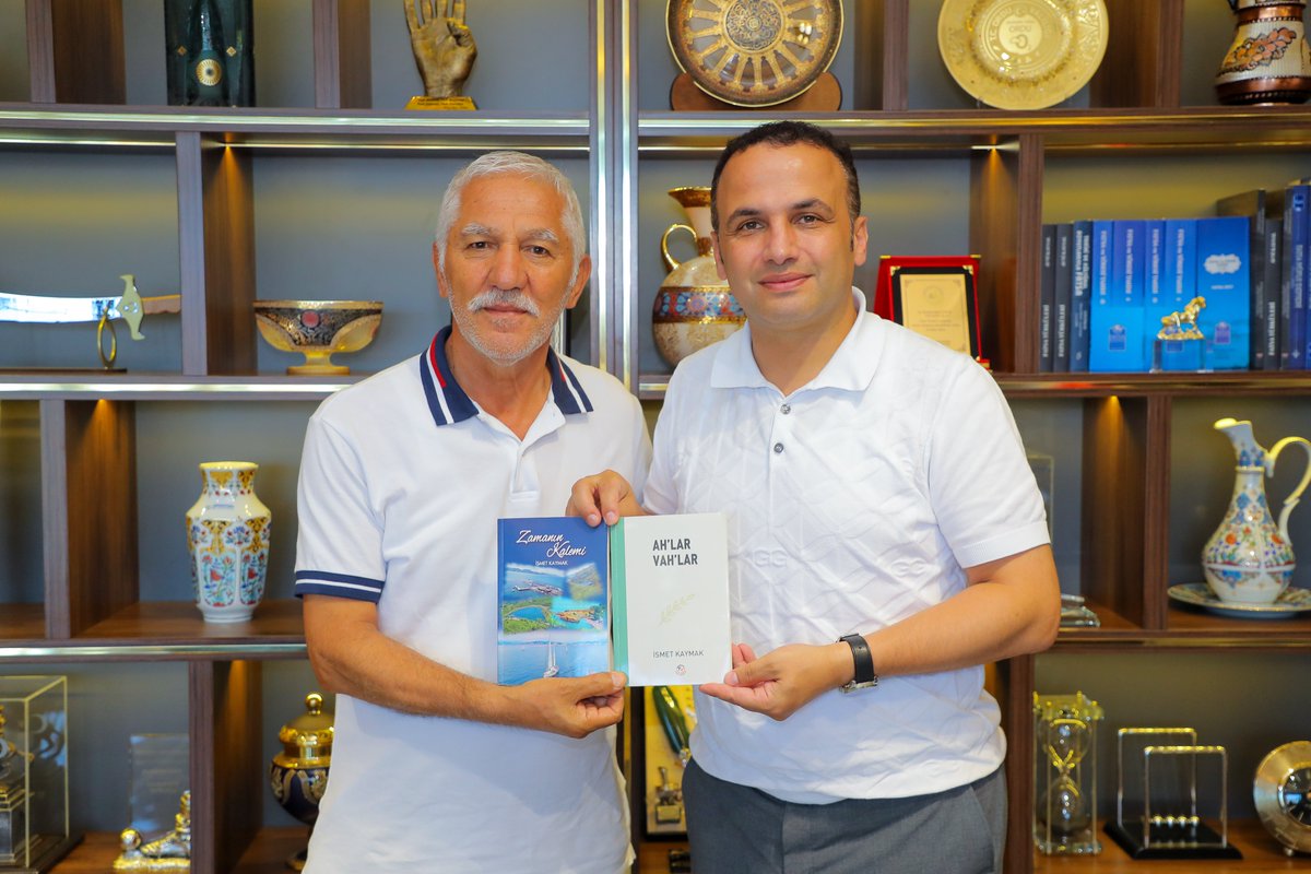 Kumrulu hemşehrimiz Yazar İsmet Kaymak, Belediye Başkanımız Sayın İbrahim Etem Kibar’ı ziyaret ederek yeni yazdığı kitabını takdim etti. 

Nazik ziyaretlerinden dolayı kendilerine teşekkür ederiz.