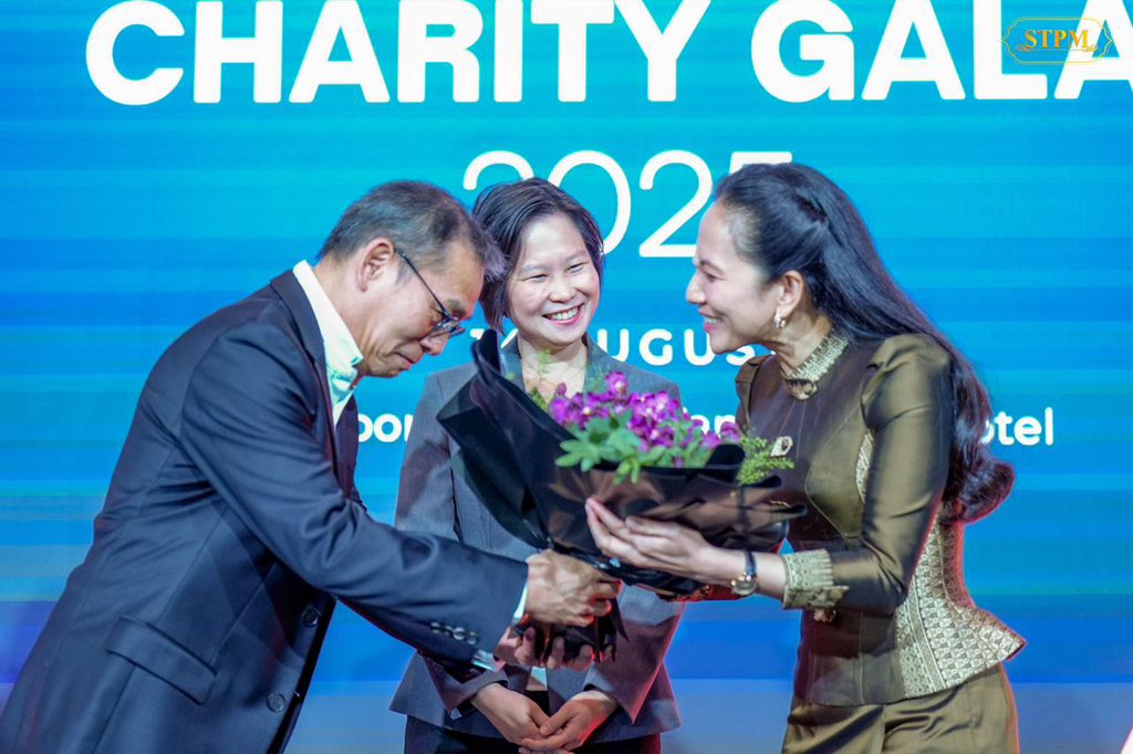 Dr_Hunmanet_PM's tweet photo. ពានរង្វាន់ “Smile Asia Philanthropic Visionary Award” ត្រូវបានប្រគល់ជូនលោកជំទាវបណ្ឌិត ពេជ ចន្ទមុន្នី ហ៊ុនម៉ាណែត​ ក្នុងកម្មវិធី “Smile Asia Charity Gala 2025”

លោកជំទាវបណ្ឌិត ពេជ ចន្ទមុន្នី ហ៊ុនម៉ាណែត ទទួលបាននូវពានរង្វាន់ “Smile Asia Philanthropic Visionary Award” លើកទី ២ នៅក្នុងកម្មវិធី “Smile Asia Charity Gala 2025” ដោយមានការប្រគល់ដោយផ្ទាល់ពីលោកជំទាវ Gan Siow Huang, រដ្ឋមន្ត្រីទទួលបន្ទុកការងារកិច្ចការបរទេស និងទទួលបន្ទុកការងារពាណិជ្ជកម្ម និងឧស្សាហកម្ម នៃសាធារណរដ្ឋសិង្ហបុរី នាថ្ងៃទី១៤ ខែសីហា ឆ្នាំ២០២៥នេះ។

គួរបញ្ជាក់ដែរថា ពានរង្វាន់ “Smile Asia Philanthropic Visionary Award” ត្រូវបាន  បង្កើតឡើង ដើម្បីផ្ដល់ជូនជាកិត្តិយសដល់បុគ្គលឆ្នើមរូបណា ដែលបានចូលរួមចំណែកសំខាន់ក្នុងសង្គមលើវិស័យថែទាំសុខភាព ហើយពានរង្វាន់នេះជាលើកដំបូងត្រូវបានប្រគល់ថ្វាយជូន ម្ចាស់ក្សត្រីនៃប្រទេសប៊ូតង់ ហើយលោកជំទាវបណ្ឌិតក៏ជាភរិយាថ្នាក់ដឹកនាំមួយរូបពីកម្ពុជាដែលទទួលបានដំបូងគេ។ ចំពោះការប្រគល់ពានរង្វាន់លើកទី ២ នេះជូនលោកជំទាវបណ្ឌិត ពេជ ចន្ទមុន្នី ហ៊ុនម៉ាណែត  គឺជាការទទួលស្គាល់នូវ ស្នាដៃ សមិទ្ធផល និង ការដឹកនាំប្រកបដោយចក្ខុវិស័យរបស់លោកជំទាវបណ្ឌិត ចំពោះអង្គការ Smile Cambodia ក៏ដូចជា ការយកចិត្តទុកដាក់ចំពោះសុខភាព និង សុខុមាលភាពរបស់កុមារ ក្នុងរយៈពេលជាងមួយទសវត្សរ៍មកនេះ។

#ហ៊ុនម៉ាណែត #Hunmanet #កម្ពុជា #cambodia #សន្តិភាពនៅកម្ពុជា #Peaceincambodia