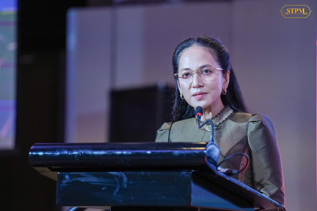 Dr_Hunmanet_PM's tweet photo. ពានរង្វាន់ “Smile Asia Philanthropic Visionary Award” ត្រូវបានប្រគល់ជូនលោកជំទាវបណ្ឌិត ពេជ ចន្ទមុន្នី ហ៊ុនម៉ាណែត​ ក្នុងកម្មវិធី “Smile Asia Charity Gala 2025”

លោកជំទាវបណ្ឌិត ពេជ ចន្ទមុន្នី ហ៊ុនម៉ាណែត ទទួលបាននូវពានរង្វាន់ “Smile Asia Philanthropic Visionary Award” លើកទី ២ នៅក្នុងកម្មវិធី “Smile Asia Charity Gala 2025” ដោយមានការប្រគល់ដោយផ្ទាល់ពីលោកជំទាវ Gan Siow Huang, រដ្ឋមន្ត្រីទទួលបន្ទុកការងារកិច្ចការបរទេស និងទទួលបន្ទុកការងារពាណិជ្ជកម្ម និងឧស្សាហកម្ម នៃសាធារណរដ្ឋសិង្ហបុរី នាថ្ងៃទី១៤ ខែសីហា ឆ្នាំ២០២៥នេះ។

គួរបញ្ជាក់ដែរថា ពានរង្វាន់ “Smile Asia Philanthropic Visionary Award” ត្រូវបាន  បង្កើតឡើង ដើម្បីផ្ដល់ជូនជាកិត្តិយសដល់បុគ្គលឆ្នើមរូបណា ដែលបានចូលរួមចំណែកសំខាន់ក្នុងសង្គមលើវិស័យថែទាំសុខភាព ហើយពានរង្វាន់នេះជាលើកដំបូងត្រូវបានប្រគល់ថ្វាយជូន ម្ចាស់ក្សត្រីនៃប្រទេសប៊ូតង់ ហើយលោកជំទាវបណ្ឌិតក៏ជាភរិយាថ្នាក់ដឹកនាំមួយរូបពីកម្ពុជាដែលទទួលបានដំបូងគេ។ ចំពោះការប្រគល់ពានរង្វាន់លើកទី ២ នេះជូនលោកជំទាវបណ្ឌិត ពេជ ចន្ទមុន្នី ហ៊ុនម៉ាណែត  គឺជាការទទួលស្គាល់នូវ ស្នាដៃ សមិទ្ធផល និង ការដឹកនាំប្រកបដោយចក្ខុវិស័យរបស់លោកជំទាវបណ្ឌិត ចំពោះអង្គការ Smile Cambodia ក៏ដូចជា ការយកចិត្តទុកដាក់ចំពោះសុខភាព និង សុខុមាលភាពរបស់កុមារ ក្នុងរយៈពេលជាងមួយទសវត្សរ៍មកនេះ។

#ហ៊ុនម៉ាណែត #Hunmanet #កម្ពុជា #cambodia #សន្តិភាពនៅកម្ពុជា #Peaceincambodia